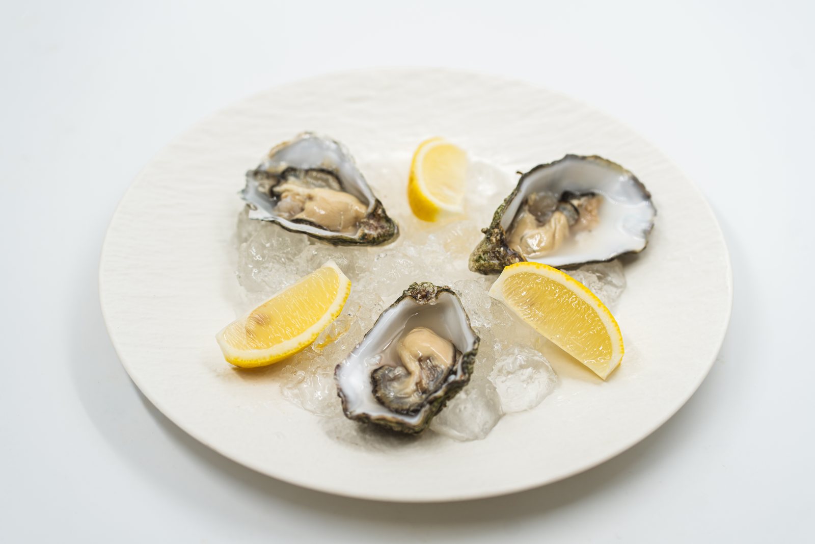 Oysters with lemon