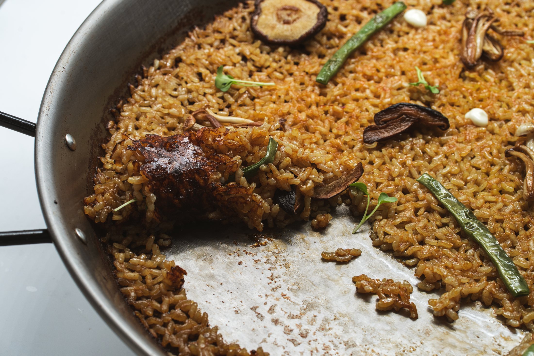 Paella top-down over dark ground